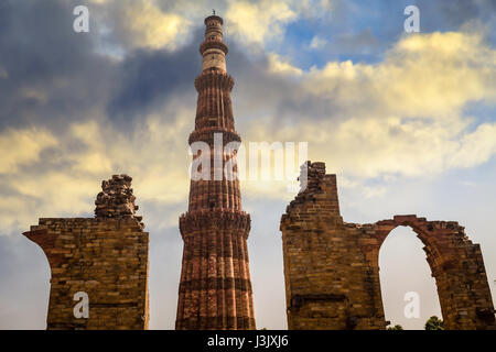 Qutb Minar in Delhi ist der weltweit höchsten Bauschutt Mauerwerk. Minarett Qutb Minar und die archäologischen Ruinen bilden die qutb Komplex - ein Weltkulturerbe Stockfoto