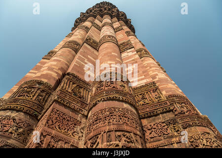 Qutb Minar schließen oben mit rotem Sandstein Schnitzereien auf der Säule Wände. Qutb Minar ist ein Unesco Weltkulturerbe in Delhi Indien. Stockfoto