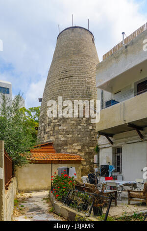 HAIFA, ISRAEL - 5. Mai 2017: Eine alte Windmühle, Gebäude in Bat Galim Nachbarschaft, Haifa, Israel Stockfoto