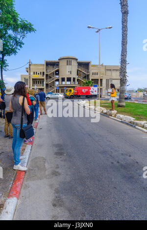 HAIFA, ISRAEL - 5. Mai 2017: Menschen nehmen Sie Teil an einer Jane Walk Tour in Bat Galim Nachbarschaft, mit dem alten Casino Gebäude im Hintergrund, in Haifa Stockfoto