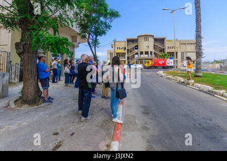 HAIFA, ISRAEL - 5. Mai 2017: Menschen nehmen Sie Teil an einer Jane Walk Tour in Bat Galim Nachbarschaft, mit dem alten Casino Gebäude im Hintergrund, in Haifa Stockfoto