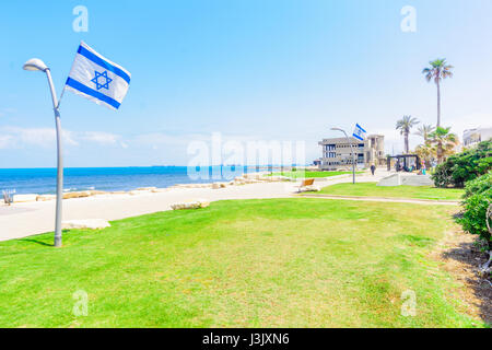 HAIFA, ISRAEL - 5. Mai 2017: Strand-Szene mit Einheimischen, die Promenade und das alte Casino Gebäude in Bat Galim Nachbarschaft, Haifa, Israel Stockfoto