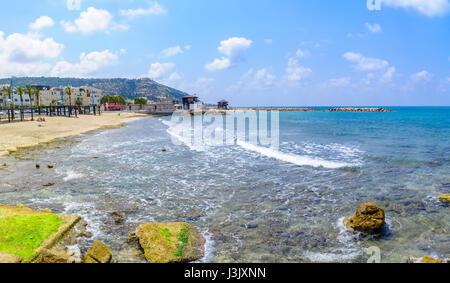 HAIFA, ISRAEL - 5. Mai 2017: Strand-Szene mit einheimischen und der Promenade, in Bat Galim Nachbarschaft, Haifa, Israel Stockfoto