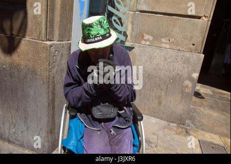 Bettler im Rollstuhl auf Pflaster in Barcelona Spanien ES EU Stockfoto