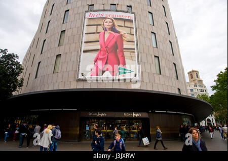 Plakat auf Fassade des Kaufhauses El Corte Ingles in Barcelona Spanien ES EU Stockfoto