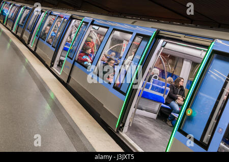 Deutschland, München, u 25. März 2017,-Bahn in München mit Passagieren und offene Türen mit rotem Licht Stockfoto