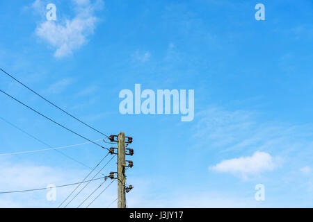 Alten Überland Stromkabel mit Masten und Leitungen gegen blauen Himmel in Hamburg, Deutschland Stockfoto