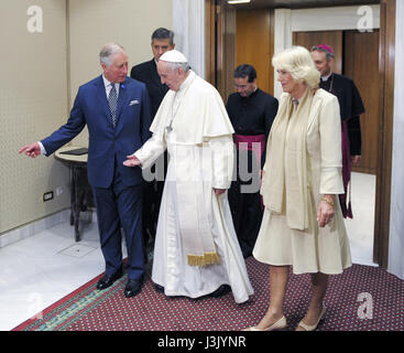 Papst Francis begrüßt Großbritanniens Prinz Charles und seine Frau Camilla, Herzogin von Cornwall, wie sie für eine Privataudienz im Vatikan Featuring ankommen: Prinz Charles, Charles, Prinz von Wales, Camilla, Herzogin von Cornwall, Papst Francis Where: Rom, Italien: 4. April 2017 Credit: IPA/WENN.com ** nur verfügbar für die Veröffentlichung in UK, USA, Deutschland, Österreich, Schweiz ** Stockfoto