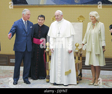 Papst Francis begrüßt Großbritanniens Prinz Charles und seine Frau Camilla, Herzogin von Cornwall, wie sie für eine Privataudienz im Vatikan Featuring ankommen: Prinz Charles, Charles, Prinz von Wales, Camilla, Herzogin von Cornwall, Papst Francis Where: Rom, Italien: 4. April 2017 Credit: IPA/WENN.com ** nur verfügbar für die Veröffentlichung in UK, USA, Deutschland, Österreich, Schweiz ** Stockfoto