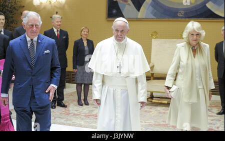 Papst Francis begrüßt Großbritanniens Prinz Charles und seine Frau Camilla, Herzogin von Cornwall, wie sie für eine Privataudienz im Vatikan Featuring ankommen: Prinz Charles, Charles, Prinz von Wales, Camilla, Herzogin von Cornwall, Papst Francis Where: Rom, Italien: 4. April 2017 Credit: IPA/WENN.com ** nur verfügbar für die Veröffentlichung in UK, USA, Deutschland, Österreich, Schweiz ** Stockfoto