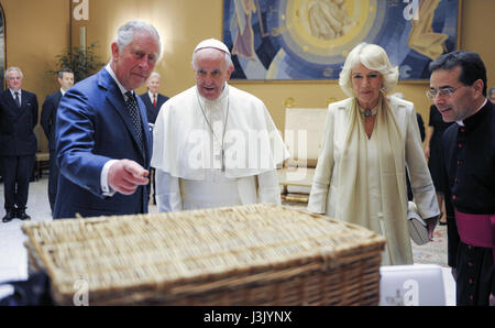 Papst Francis begrüßt Großbritanniens Prinz Charles und seine Frau Camilla, Herzogin von Cornwall, wie sie für eine Privataudienz im Vatikan Featuring ankommen: Prinz Charles, Charles, Prinz von Wales, Camilla, Herzogin von Cornwall, Papst Francis Where: Rom, Italien: 4. April 2017 Credit: IPA/WENN.com ** nur verfügbar für die Veröffentlichung in UK, USA, Deutschland, Österreich, Schweiz ** Stockfoto