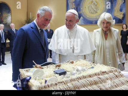 Papst Francis begrüßt Großbritanniens Prinz Charles und seine Frau Camilla, Herzogin von Cornwall, wie sie für eine Privataudienz im Vatikan Featuring ankommen: Prinz Charles, Charles, Prinz von Wales, Camilla, Herzogin von Cornwall, Papst Francis Where: Rom, Italien: 4. April 2017 Credit: IPA/WENN.com ** nur verfügbar für die Veröffentlichung in UK, USA, Deutschland, Österreich, Schweiz ** Stockfoto