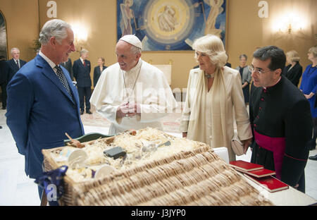 Papst Francis begrüßt Großbritanniens Prinz Charles und seine Frau Camilla, Herzogin von Cornwall, wie sie für eine Privataudienz im Vatikan Featuring ankommen: Prinz Charles, Charles, Prinz von Wales, Camilla, Herzogin von Cornwall, Papst Francis Where: Rom, Italien: 4. April 2017 Credit: IPA/WENN.com ** nur verfügbar für die Veröffentlichung in UK, USA, Deutschland, Österreich, Schweiz ** Stockfoto