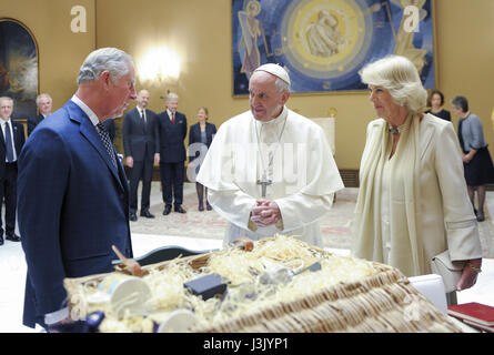 Papst Francis begrüßt Großbritanniens Prinz Charles und seine Frau Camilla, Herzogin von Cornwall, wie sie für eine Privataudienz im Vatikan Featuring ankommen: Prinz Charles, Charles, Prinz von Wales, Camilla, Herzogin von Cornwall, Papst Francis Where: Rom, Italien: 4. April 2017 Credit: IPA/WENN.com ** nur verfügbar für die Veröffentlichung in UK, USA, Deutschland, Österreich, Schweiz ** Stockfoto