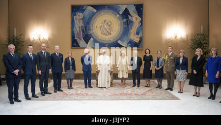 Papst Francis begrüßt Großbritanniens Prinz Charles und seine Frau Camilla, Herzogin von Cornwall, wie sie für eine Privataudienz im Vatikan Featuring ankommen: Prinz Charles, Charles, Prinz von Wales, Camilla, Herzogin von Cornwall, Papst Francis Where: Rom, Italien: 4. April 2017 Credit: IPA/WENN.com ** nur verfügbar für die Veröffentlichung in UK, USA, Deutschland, Österreich, Schweiz ** Stockfoto