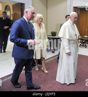 Papst Francis begrüßt Großbritanniens Prinz Charles und seine Frau Camilla, Herzogin von Cornwall, wie sie für eine Privataudienz im Vatikan Featuring ankommen: Prinz Charles, Charles, Prinz von Wales, Camilla, Herzogin von Cornwall, Papst Francis Where: Rom, Italien: 4. April 2017 Credit: IPA/WENN.com ** nur verfügbar für die Veröffentlichung in UK, USA, Deutschland, Österreich, Schweiz ** Stockfoto