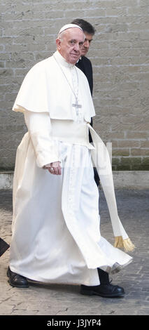 Papst Francis begrüßt Großbritanniens Prinz Charles und seine Frau Camilla, Herzogin von Cornwall, wie sie für eine Privataudienz im Vatikan Featuring ankommen: Papst Francis Where: Rom, Italien: 4. April 2017 Credit: IPA/WENN.com ** nur verfügbar für die Veröffentlichung in UK, USA, Deutschland, Österreich, Schweiz ** Stockfoto