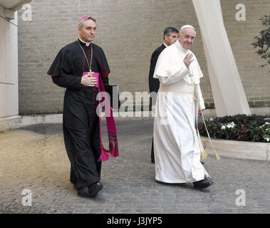 Papst Francis begrüßt Großbritanniens Prinz Charles und seine Frau Camilla, Herzogin von Cornwall, wie sie für eine Privataudienz im Vatikan Featuring ankommen: Papst Francis Where: Rom, Italien: 4. April 2017 Credit: IPA/WENN.com ** nur verfügbar für die Veröffentlichung in UK, USA, Deutschland, Österreich, Schweiz ** Stockfoto