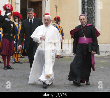 Papst Francis begrüßt Großbritanniens Prinz Charles und seine Frau Camilla, Herzogin von Cornwall, wie sie für eine Privataudienz im Vatikan Featuring ankommen: Papst Francis Where: Rom, Italien: 4. April 2017 Credit: IPA/WENN.com ** nur verfügbar für die Veröffentlichung in UK, USA, Deutschland, Österreich, Schweiz ** Stockfoto