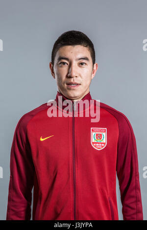 Porträt des chinesischen Fußballspieler Yan Shipeng von Changchun Yatai F.C. für die 2017 Chinese Football Association Super League, in Chongqing, China, 24. Februar 2017. Stockfoto