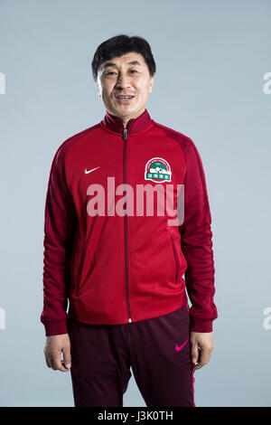 Porträt des Kopfes coach Jia Xiuquan von Henan Jianye F.C. für die 2017 Chinese Football Association Super League, in Zhengzhou City, Zentral-China Henan Provinz, 19. Februar 2017. Stockfoto