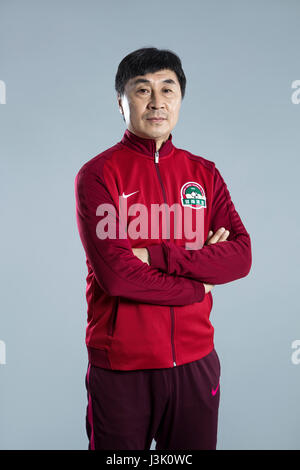 Porträt des Kopfes coach Jia Xiuquan von Henan Jianye F.C. für die 2017 Chinese Football Association Super League, in Zhengzhou City, Zentral-China Henan Provinz, 19. Februar 2017. Stockfoto