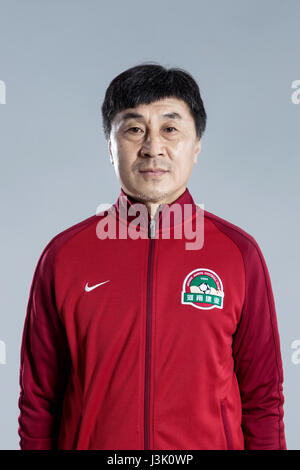 Porträt des Kopfes coach Jia Xiuquan von Henan Jianye F.C. für die 2017 Chinese Football Association Super League, in Zhengzhou City, Zentral-China Henan Provinz, 19. Februar 2017. Stockfoto