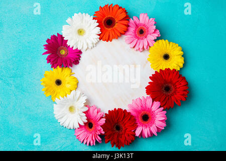 Farbenfrohe Gerbera Blumen auf blauem Stein Hintergrund. Ansicht von oben. Kopieren Sie Raum. Stockfoto