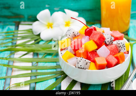 Schüssel mit Salat von frischen exotischen Früchten. Gesundes Frühstück. Kopieren Sie Raum. Stockfoto