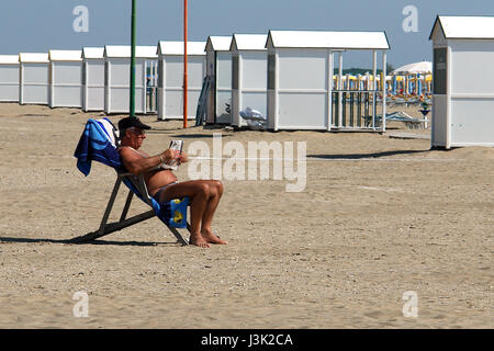 Ehemaliger Senior Mann Expatriate entspannen, mit Blick auf das Meer Stockfoto