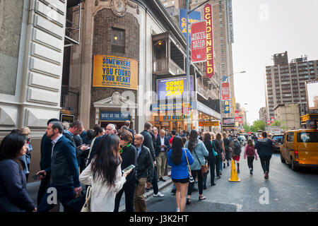 Scharen von Theaterbesucher Abstieg auf die Schoenfeld Theatre am Broadway in New York zu sehen, eine Aufführung am Dienstag, 2. Mai 2017 von den musikalischen "kommen aus Away", heute für 7 Tony Awards, darunter Best Musical nominiert. (© Richard B. Levine) Stockfoto