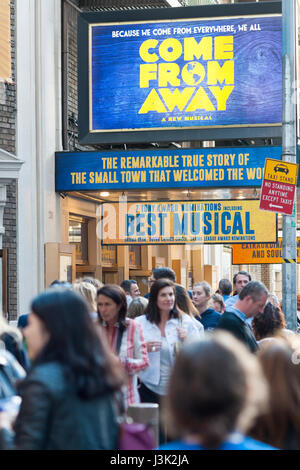 Scharen von Theaterbesucher Abstieg auf die Schoenfeld Theatre am Broadway in New York zu sehen, eine Aufführung am Dienstag, 2. Mai 2017 von den musikalischen "kommen aus Away", heute für 7 Tony Awards, darunter Best Musical nominiert. (© Richard B. Levine) Stockfoto