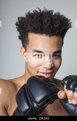 junger Mann Boxen Stockfoto