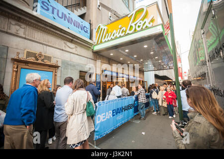 Scharen von Theaterbesucher strömen in die Music Box Theatre am Broadway in New York zu sehen, eine Aufführung am Dienstag, 2. Mai 2017 von den musikalischen "Liebe Evan Hansen", heute für 9 Tony Awards, darunter Best Musical nominiert. (© Richard B. Levine) Stockfoto