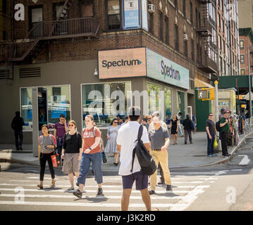 Ladengeschäft Spektrum Spektrum im Stadtteil Upper West Side von New York auf Samstag, 29. April 2017 umbenannt. Nach der Übernahme von Time Warner Cable von Charter Communications die Time Warner Cable-Marke ist als Spektrum umbenannt wird. (© Richard B. Levine) Stockfoto