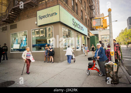 Ladengeschäft Spektrum Spektrum im Stadtteil Upper West Side von New York auf Samstag, 29. April 2017 umbenannt. Nach der Übernahme von Time Warner Cable von Charter Communications die Time Warner Cable-Marke ist als Spektrum umbenannt wird. (© Richard B. Levine) Stockfoto