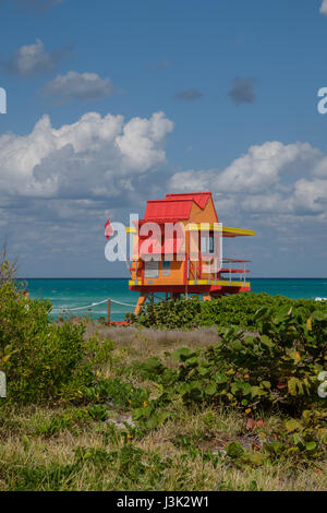 Bunte Rettungsschwimmer Stand in Miami Beach Stockfoto