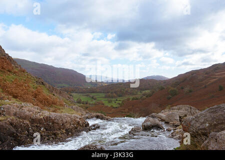 Blick auf den Fluss als es Dops über die Berge im Lake District, England Stockfoto