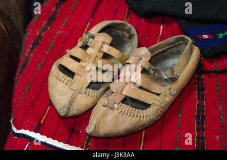 Mazedonische Folklore Schuhe - traditionelle Lederschuhe – Оpinok Stockfoto