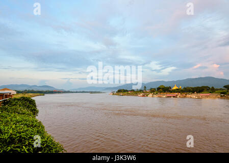 Naturlandschaft des Mekong ist eine schlammige Farbe während des Sonnenuntergangs am Golden Triangle Park (Sob Ruak) bildet die Grenze zwischen Thailand, Laos und Myanmar ich Stockfoto