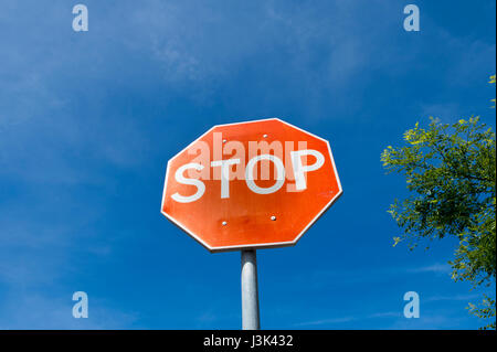 verwitterte rote Stoppschild vor blauem Himmel Stockfoto