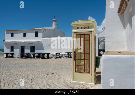 Creme farbigen Telefonzelle im Dorf Platz der Cacela Velha an der östlichen Algarve Stockfoto