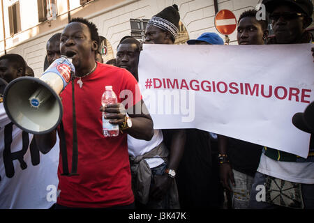 Rom, Italien. 5. Mai 2017. Manifestation der Einwanderer, Wahrheit und Gerechtigkeit über den Tod von Nian Maguette, Senegalesen Straße Verkäufer zu suchen. Bildnachweis: Andrea Ronchini/Pacific Press/Alamy Live-Nachrichten Stockfoto