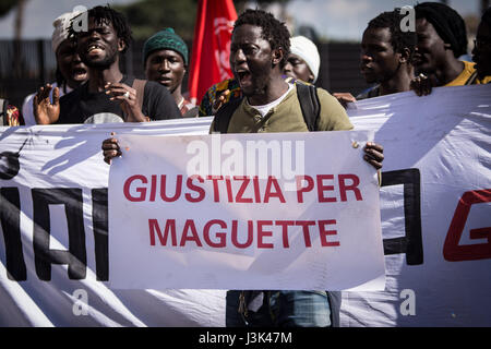 Rom, Italien. 5. Mai 2017. Manifestation der Einwanderer, Wahrheit und Gerechtigkeit über den Tod von Nian Maguette, Senegalesen Straße Verkäufer zu suchen. Bildnachweis: Andrea Ronchini/Pacific Press/Alamy Live-Nachrichten Stockfoto