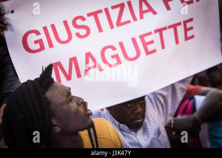 Rom, Italien. 5. Mai 2017. Manifestation der Einwanderer, Wahrheit und Gerechtigkeit über den Tod von Nian Maguette, Senegalesen Straße Verkäufer zu suchen. Bildnachweis: Andrea Ronchini/Pacific Press/Alamy Live-Nachrichten Stockfoto