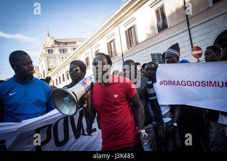 Rom, Italien. 5. Mai 2017. Manifestation der Einwanderer, Wahrheit und Gerechtigkeit über den Tod von Nian Maguette, Senegalesen Straße Verkäufer zu suchen. Bildnachweis: Andrea Ronchini/Pacific Press/Alamy Live-Nachrichten Stockfoto