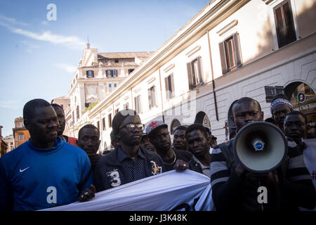 Rom, Italien. 5. Mai 2017. Manifestation der Einwanderer, Wahrheit und Gerechtigkeit über den Tod von Nian Maguette, Senegalesen Straße Verkäufer zu suchen. Bildnachweis: Andrea Ronchini/Pacific Press/Alamy Live-Nachrichten Stockfoto