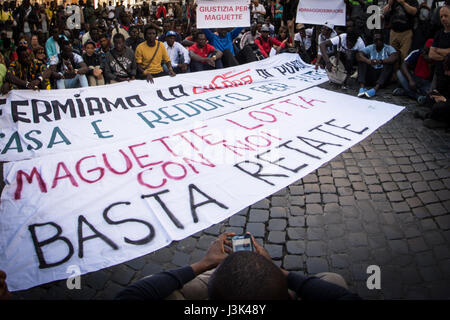 Rom, Italien. 5. Mai 2017. Manifestation der Einwanderer, Wahrheit und Gerechtigkeit über den Tod von Nian Maguette, Senegalesen Straße Verkäufer zu suchen. Bildnachweis: Andrea Ronchini/Pacific Press/Alamy Live-Nachrichten Stockfoto