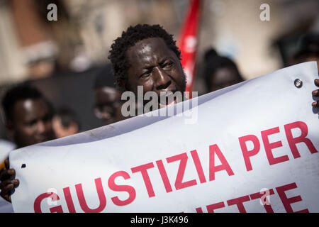 Rom, Italien. 5. Mai 2017. Manifestation der Einwanderer, Wahrheit und Gerechtigkeit über den Tod von Nian Maguette, Senegalesen Straße Verkäufer zu suchen. Bildnachweis: Andrea Ronchini/Pacific Press/Alamy Live-Nachrichten Stockfoto