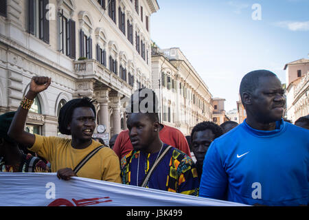 Rom, Italien. 5. Mai 2017. Manifestation der Einwanderer, Wahrheit und Gerechtigkeit über den Tod von Nian Maguette, Senegalesen Straße Verkäufer zu suchen. Bildnachweis: Andrea Ronchini/Pacific Press/Alamy Live-Nachrichten Stockfoto